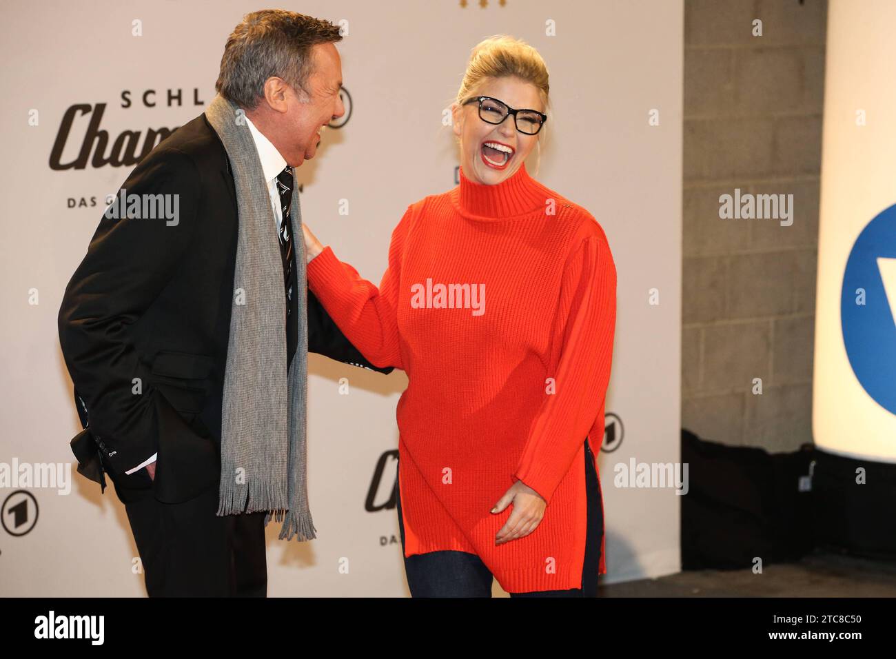 Saenger Roland Kaiser GER und Saengerin Beatrice Egli CHF mit Brille - ARD Liveshow Schlagerchampions - das große fest der Besten aus dem Velodrom in Berlin - Fotografiert am 07.01.2017 *** Sänger Roland Kaiser GER und Sängerin Beatrice Egli CHF mit Brille ARD Liveshow SchlagerChampions das große fest der Besten aus dem Velodrom in Berlin fotografiert am 07 01 2017 Pressebuero Schroedter Credit: Imago/Alamy Live News Stockfoto