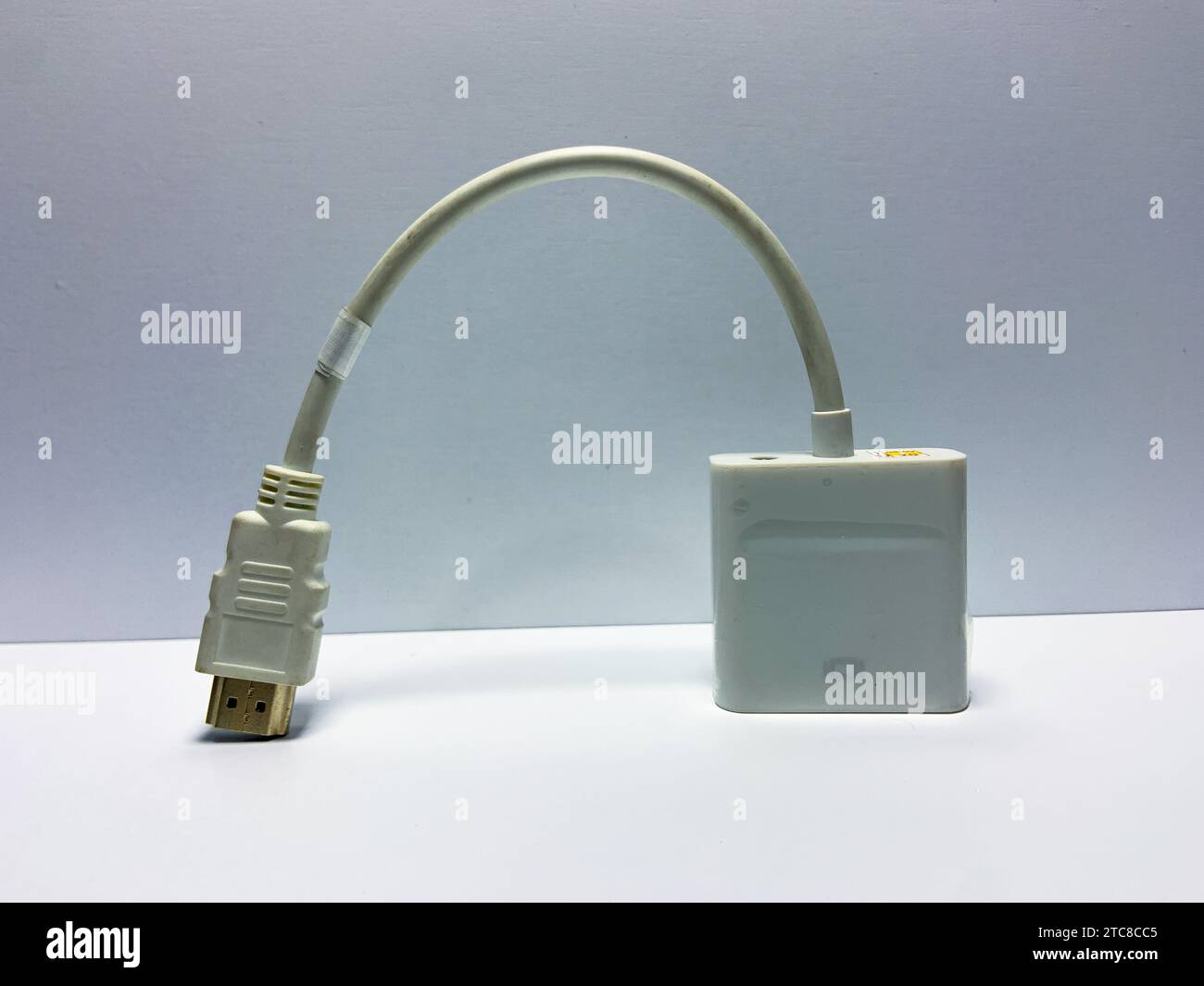 Weißes HDMI/VGA-Konverterkabel auf weißem Hintergrund isoliert Stockfoto