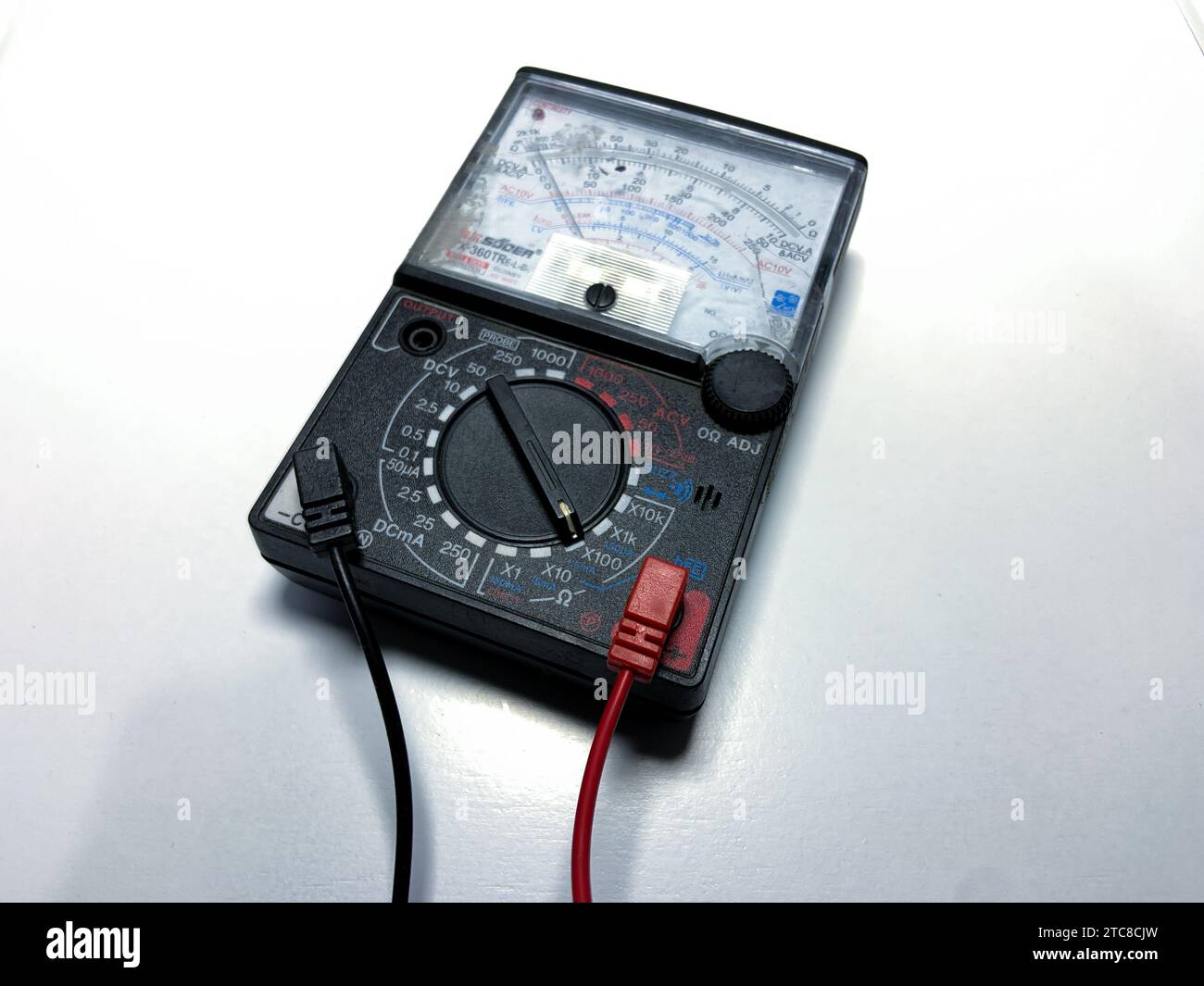Multimeter Voltmeter Tester der Marke YX-360TR mit weißem Hintergrund Stockfoto