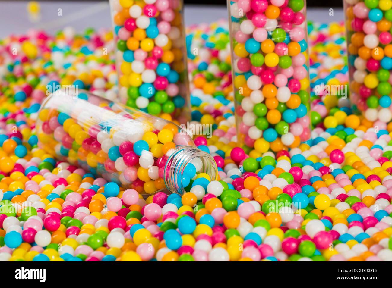 Liebesperlen sind Dragees aus Zucker mit einem Durchmesser von wenigen Millimetern und in verschiedenen Farben gefärbt. Sie werden oft öffentlich angeboten Stockfoto