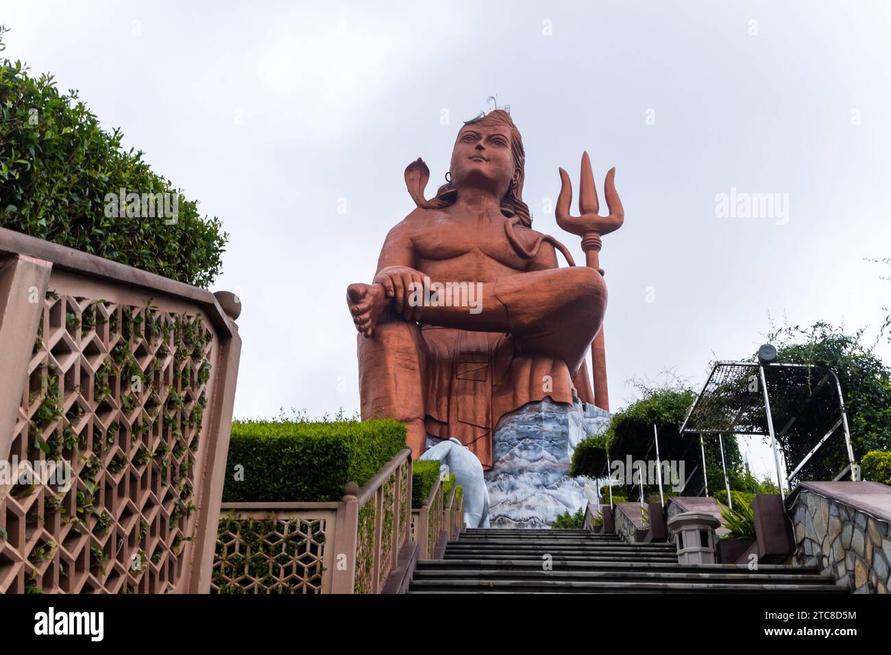 hindugott Lord shiva isolierte Statue mit hellem Hintergrund am Morgen aus einzigartiger Perspektive wird das Bild an der Glaubensstatue nathdwara rajasthan aufgenommen Stockfoto