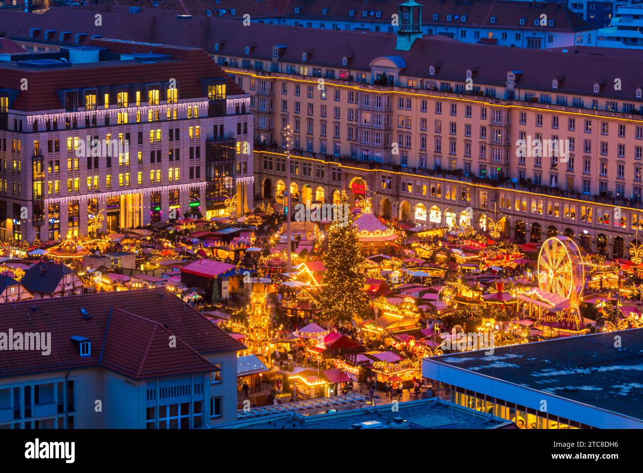 Der Dresdner Striezelmarkt, der seit 1434 stattfindet, ist der älteste Weihnachtsmarkt Deutschlands und findet auf dem Altmarkt statt. Im Jahr 2009 Stockfoto