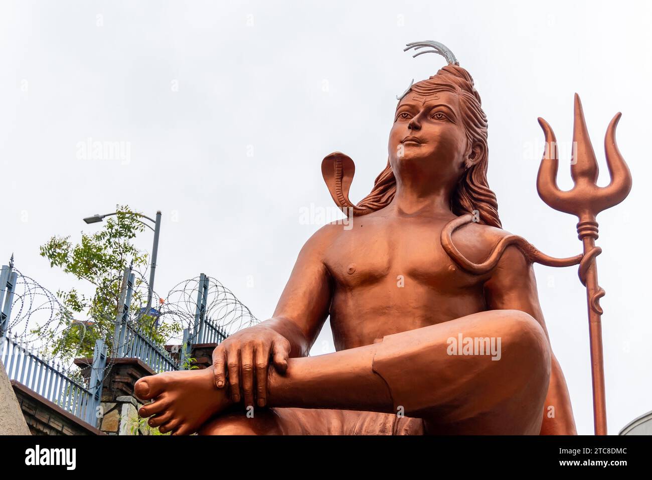 hindugott Lord shiva isolierte Statue mit hellem Hintergrund am Morgen aus einzigartiger Perspektive wird das Bild an der Glaubensstatue nathdwara rajasthan aufgenommen Stockfoto