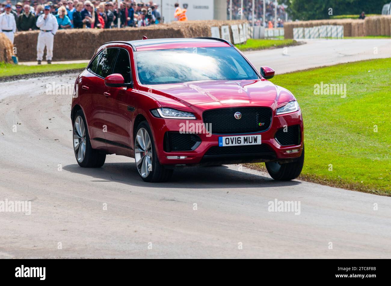 Jaguar F-Pace kompakter Luxus-Crossover-SUV, der beim Goodwood Festival of Speed 2016, Großbritannien, den Berg hinauf fährt Stockfoto