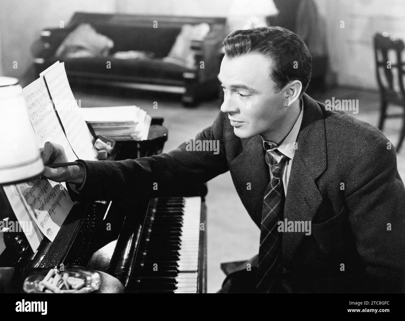 Schreiben von Notizen zum Notenblatt des Komponisten (OV2023 09) Stockfoto