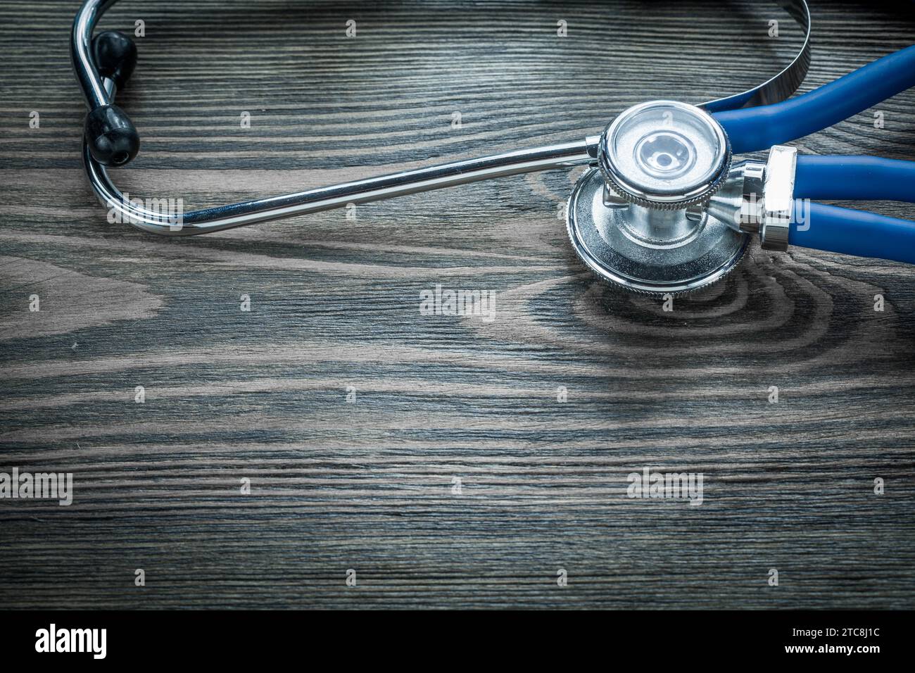 Medizinischer Auskultator auf Holzbrett Stockfoto