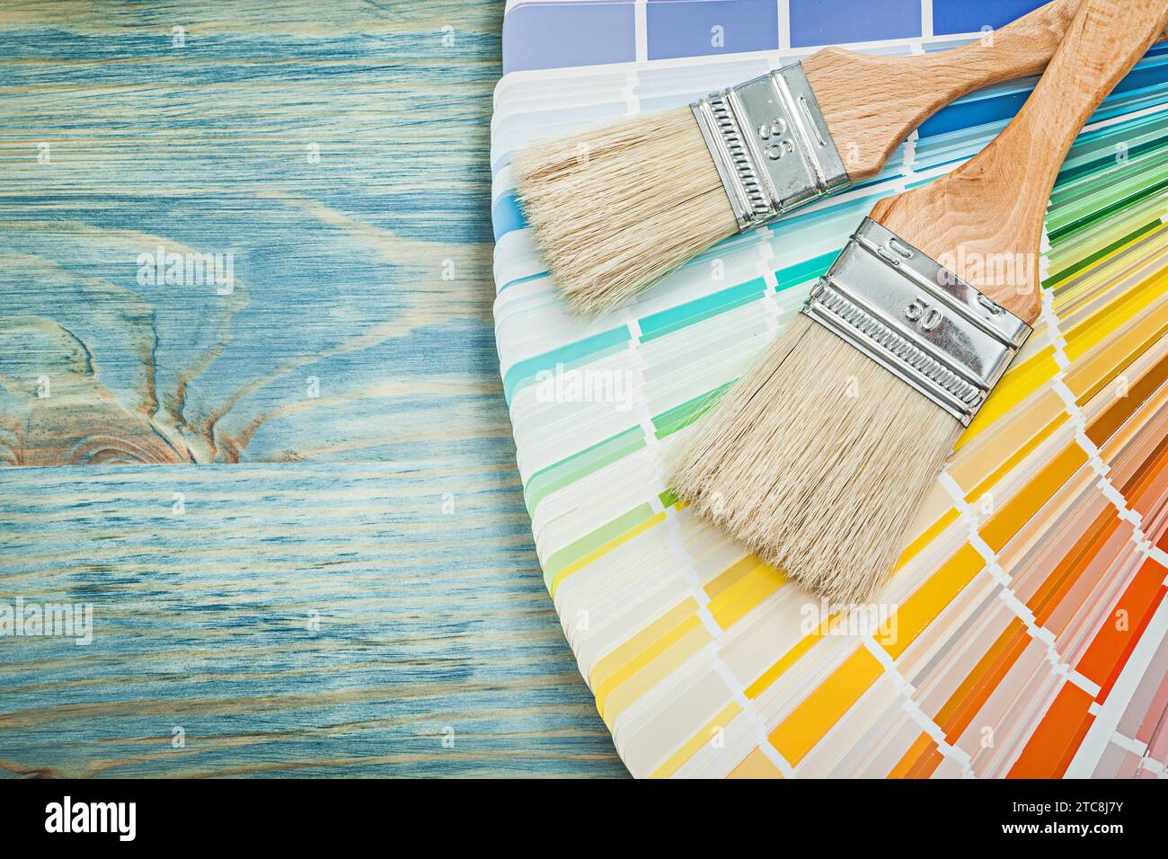 Pantone FAN-Pinsel auf Holzbrettbaukonzept Stockfoto