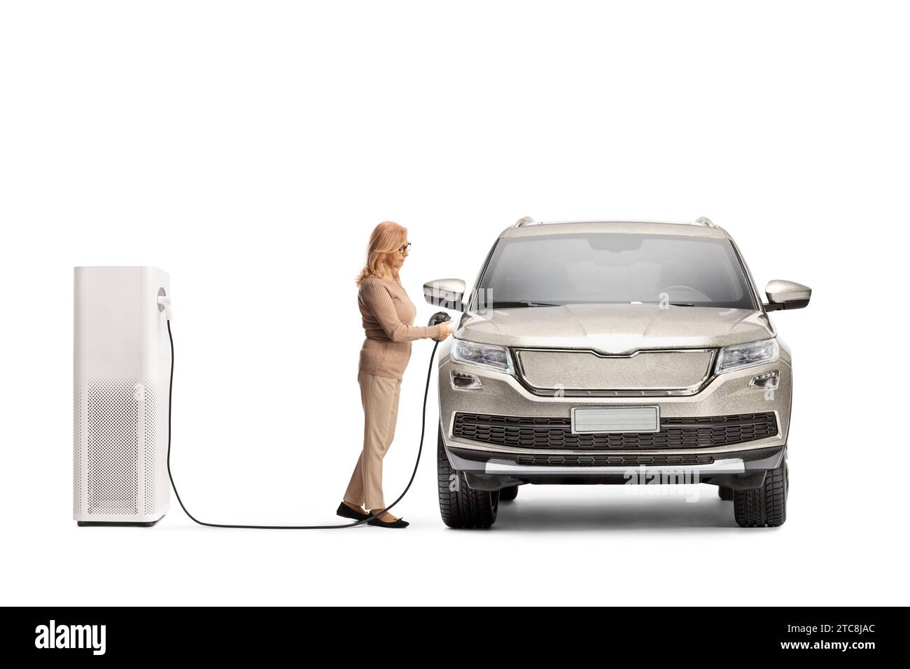 Frau mit einem SUV an einer Ladestation für Elektrofahrzeuge isoliert auf weißem Hintergrund Stockfoto