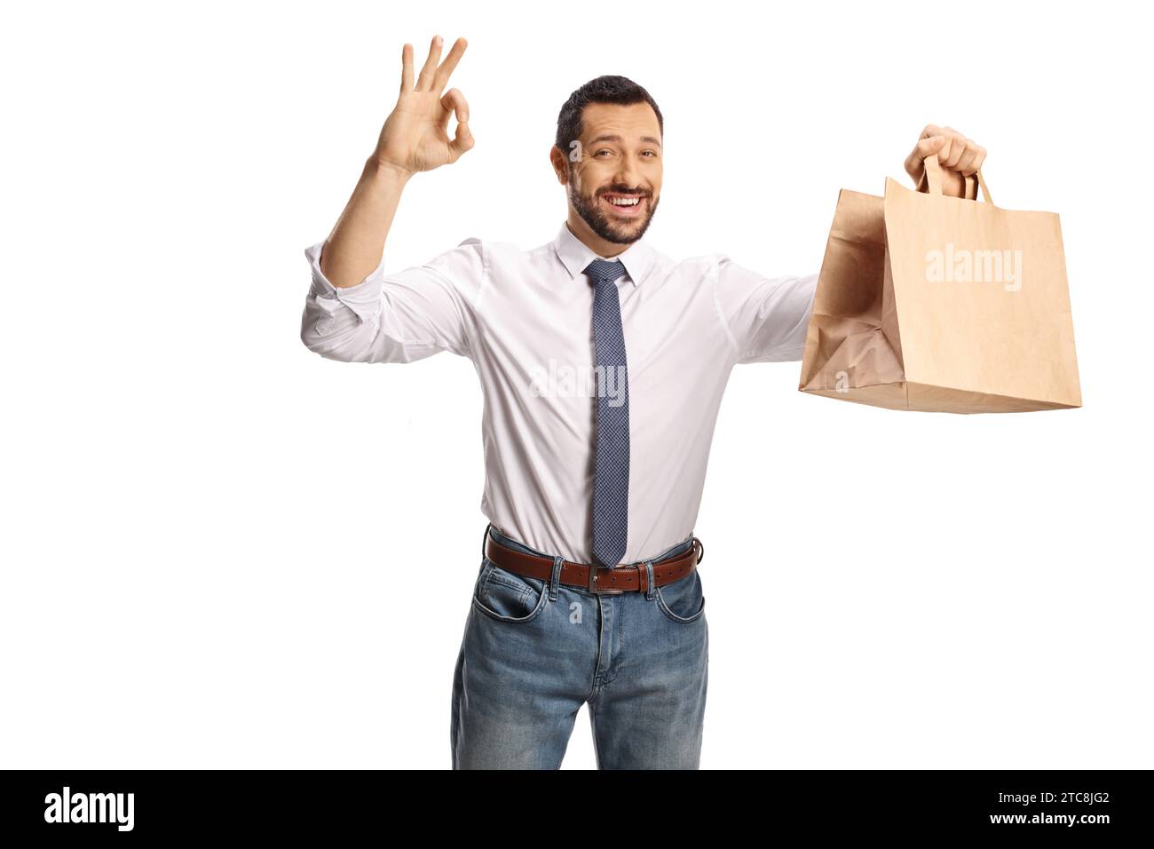 Geschäftsmann, der ein OK-Zeichen mit Gesten hält und eine Papiertüte isoliert auf weißem Hintergrund hält Stockfoto