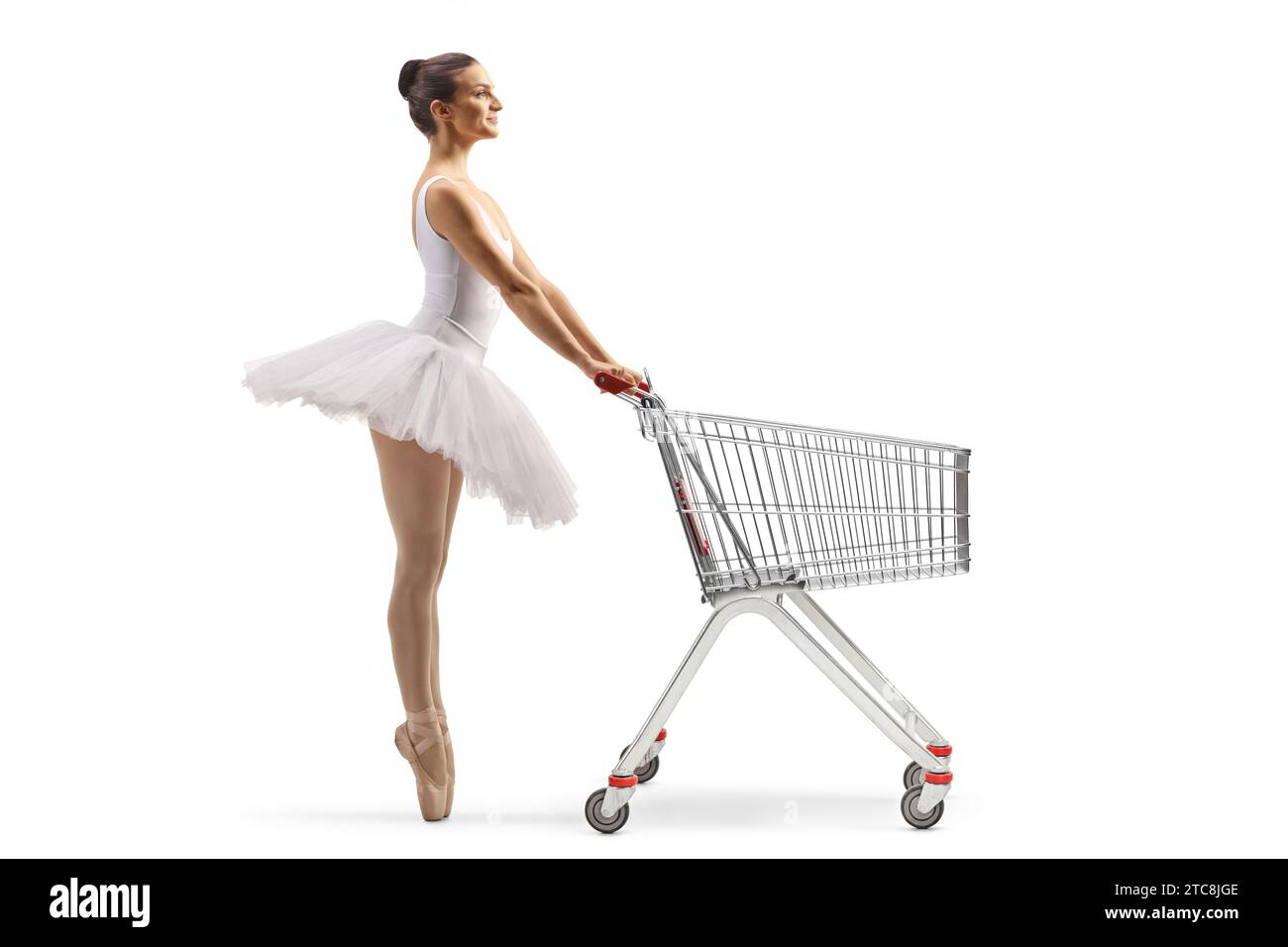 Profilaufnahme einer Ballerina in voller Länge, die mit einem Einkaufswagen auf weißem Hintergrund wartet Stockfoto