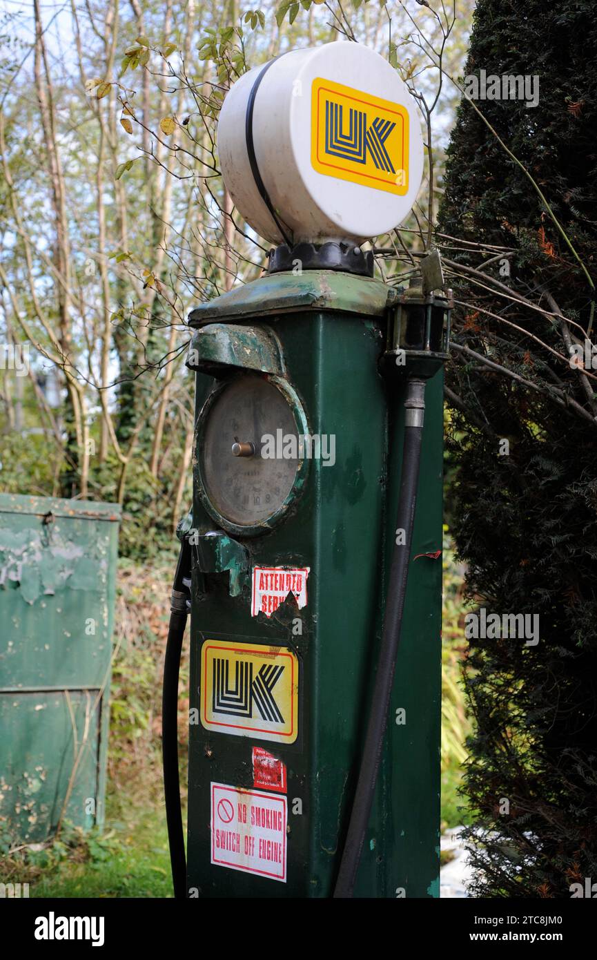 Benzinpumpe an einer alten unabhängigen Tankstelle in Turnastone, Herefordshire, Großbritannien Stockfoto