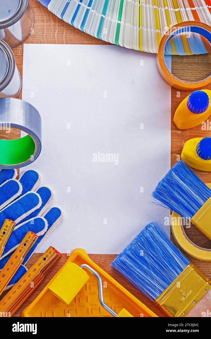 Satz Reparaturwerkzeuge und pantone-Farbpalette zum Wartungskonzept für sauberes Papier Stockfoto