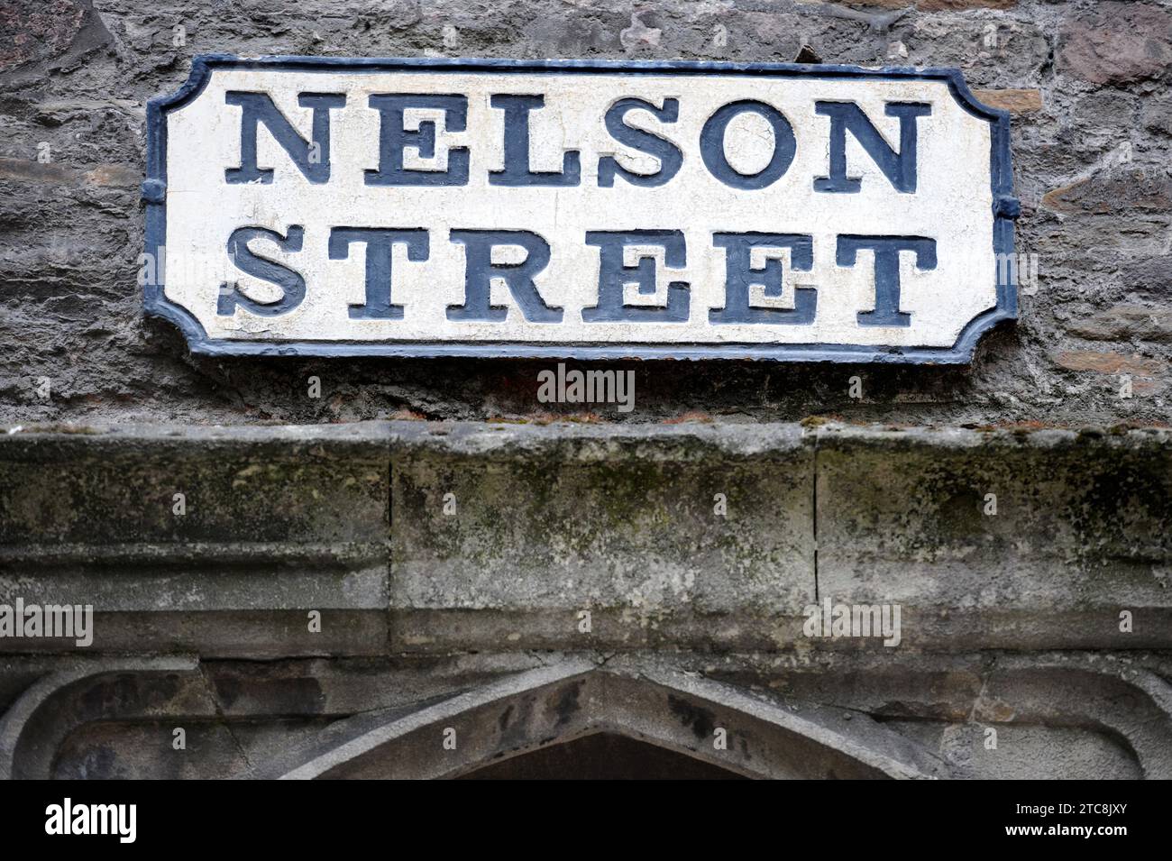 Straßenschild über dem Torbogen zur Broad Street von der historischen Stadtmauer der Nelson Street in Bristol, Großbritannien Stockfoto