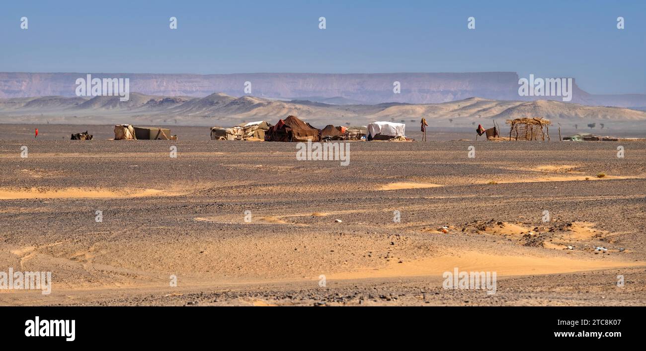 Beduinenzelte in der Sahara bei Merzouga, Drâa-Tafilalet, Errachidia, Marokko Stockfoto