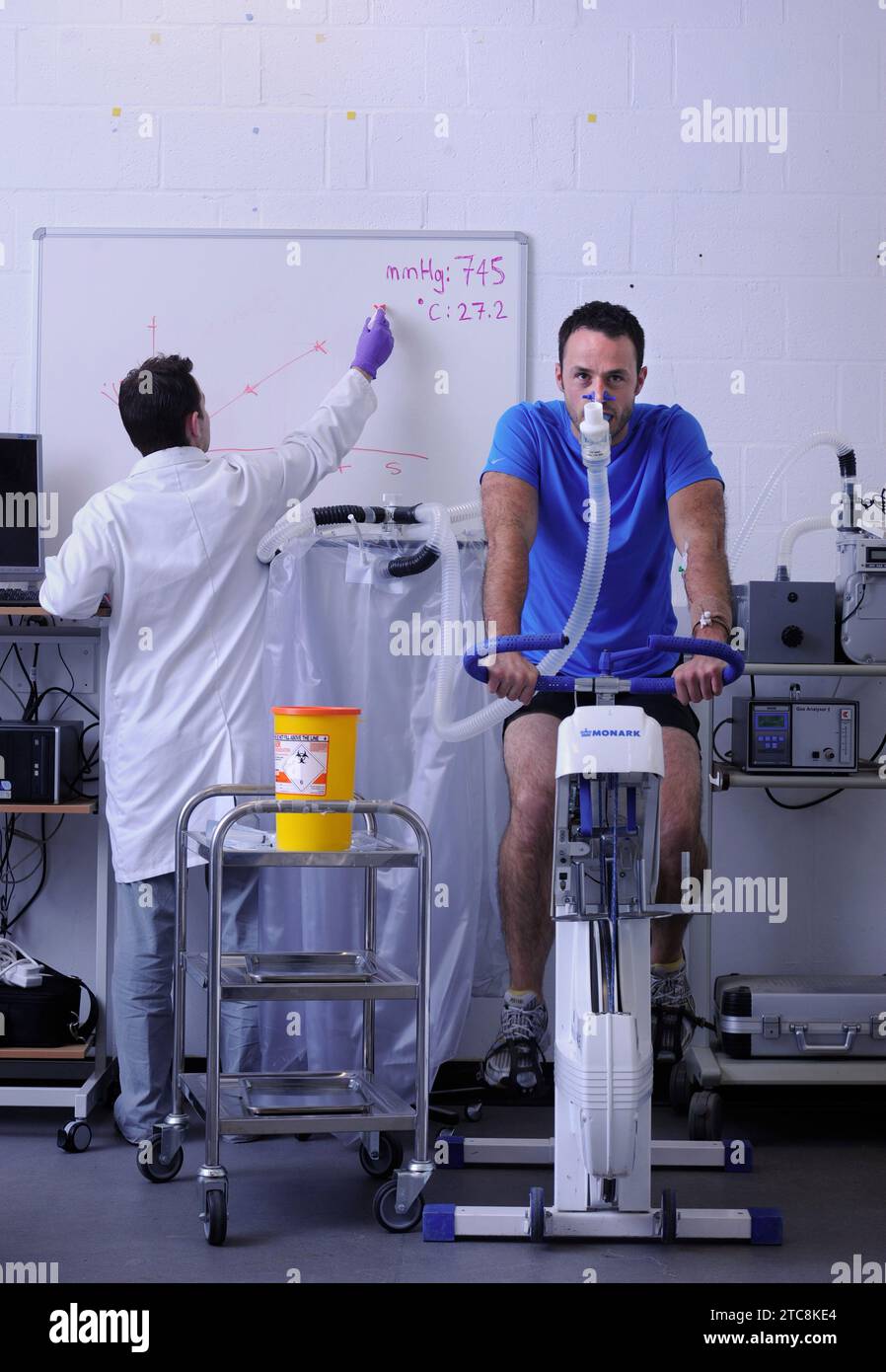 Doktoranden der Sport- und Bewegungswissenschaft studieren Humanphysiologie an der Universität Bath. Stockfoto