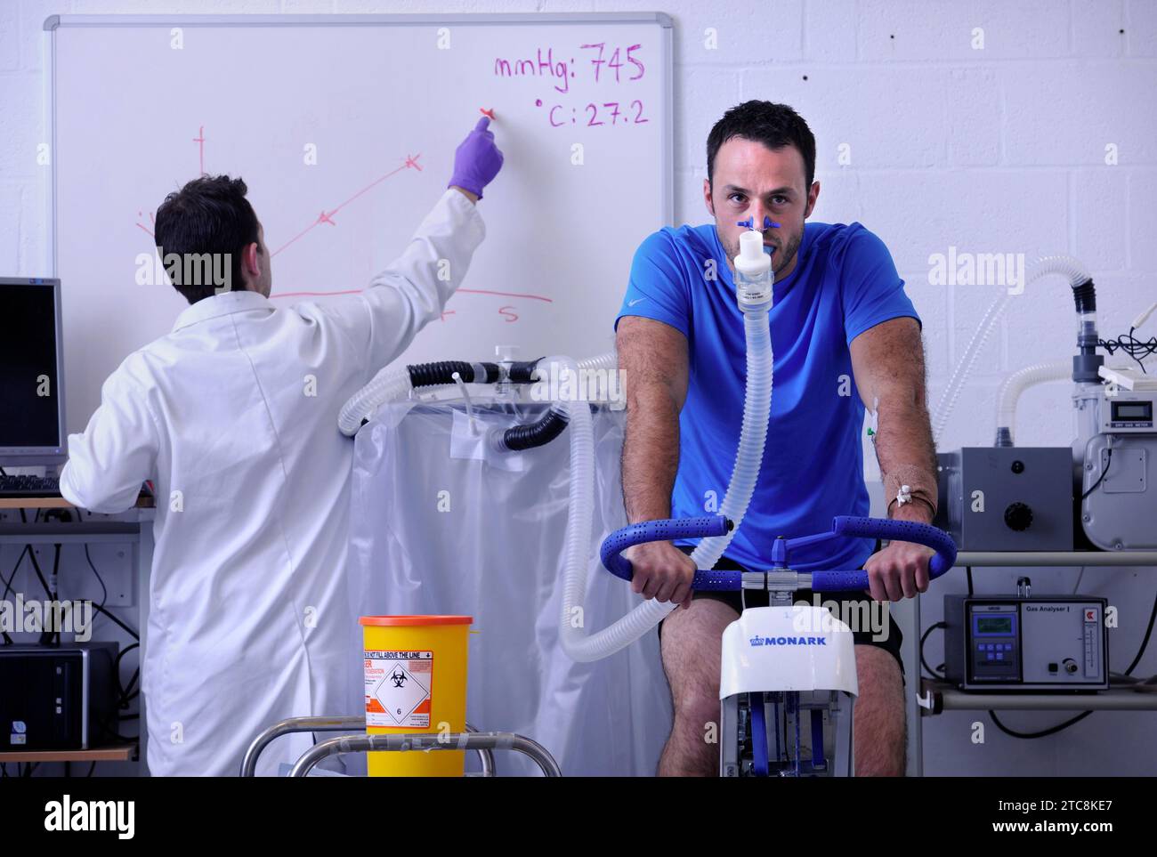 Doktoranden der Sport- und Bewegungswissenschaft studieren Humanphysiologie an der Universität Bath. Stockfoto