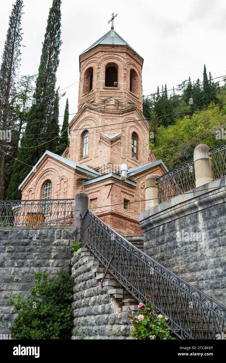 Reisen Sie nach Georgien - St. Davids Kirche auf dem Berg Mtatsminda in Tiflis Stadt am Herbsttag Stockfoto