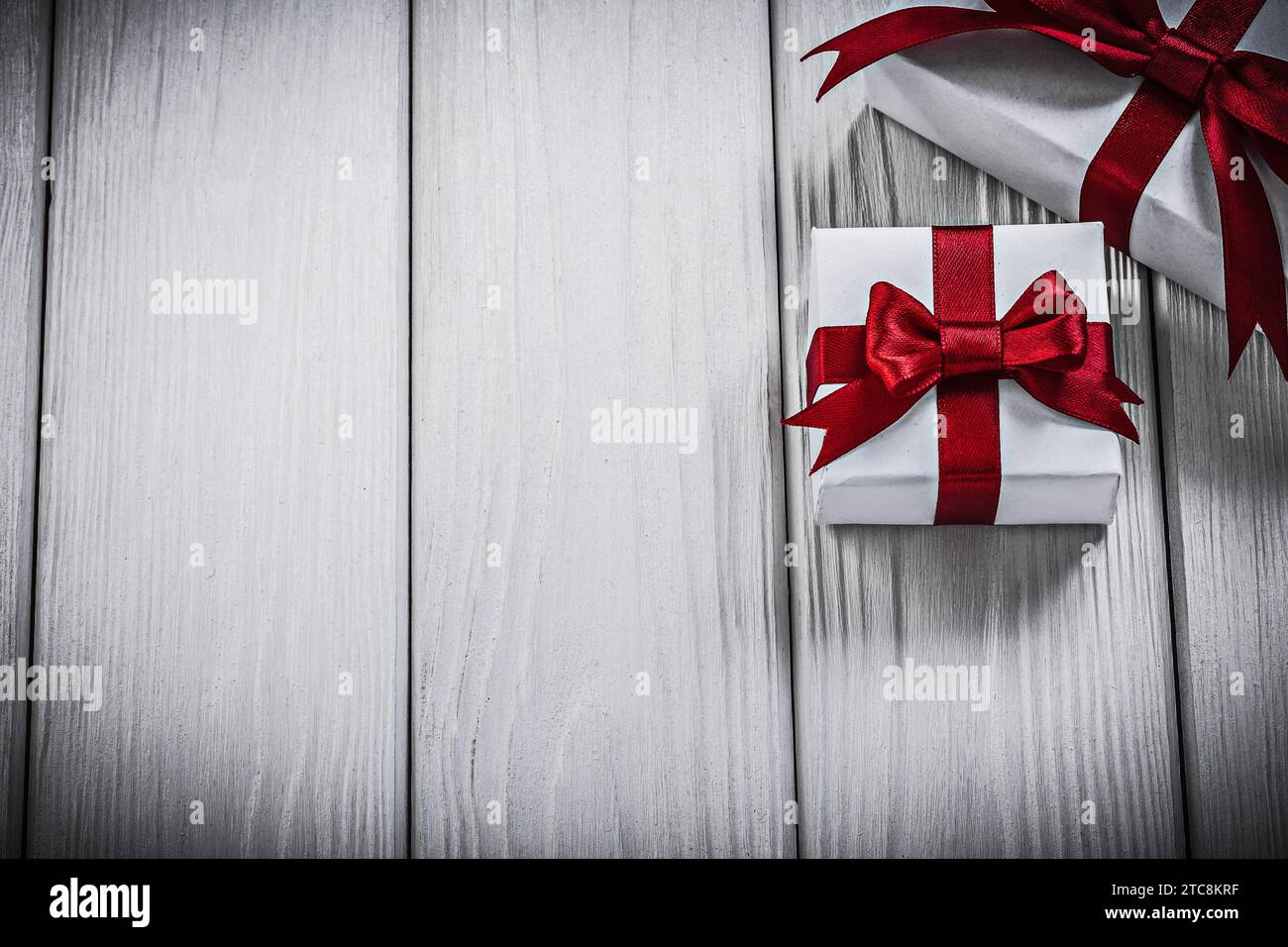 Geschenkboxen mit gebundenen Schleifen auf Holzbrettferien Stockfoto