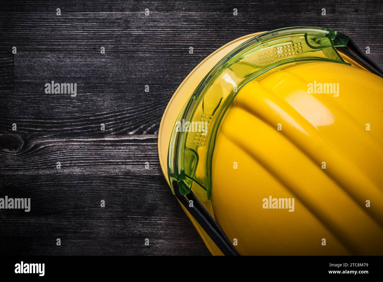 Schutzbrille Bauhelm auf Holzbrettbaukonzept Stockfoto