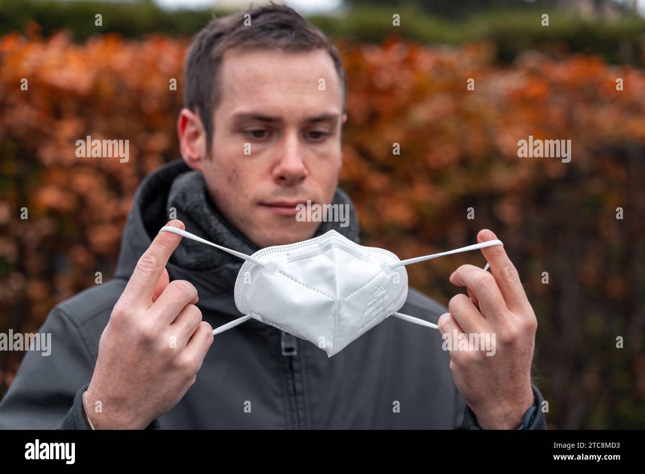 Rotterdam, Niederlande - 5. Dezember 2023: Ein Mann zieht eine FFP2-Maske zum Schutz vor dem COVID-19-Virus an *** ein Mann zieht eine FFP2-Maske zum Schutz vor dem COVID-19-Virus an Credit: Imago/Alamy Live News Stockfoto