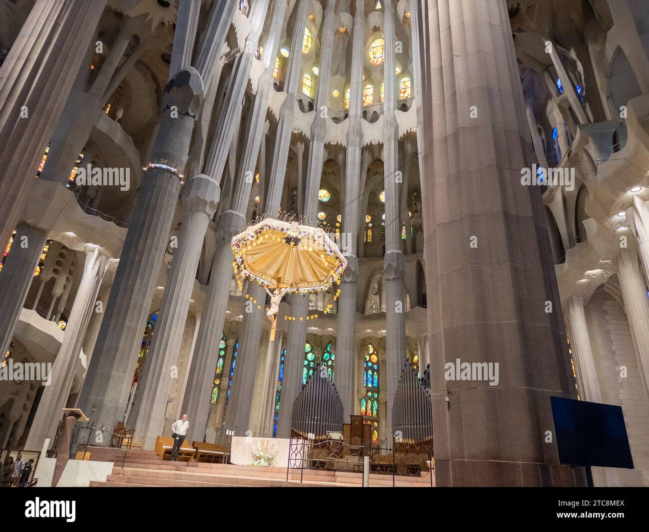 Barcelona, Spanien - 27. August 2023: Licht fließt durch die Buntglasfenster des Altars der Basilika de la Sagrada Familia, entworfen von Ant Stockfoto