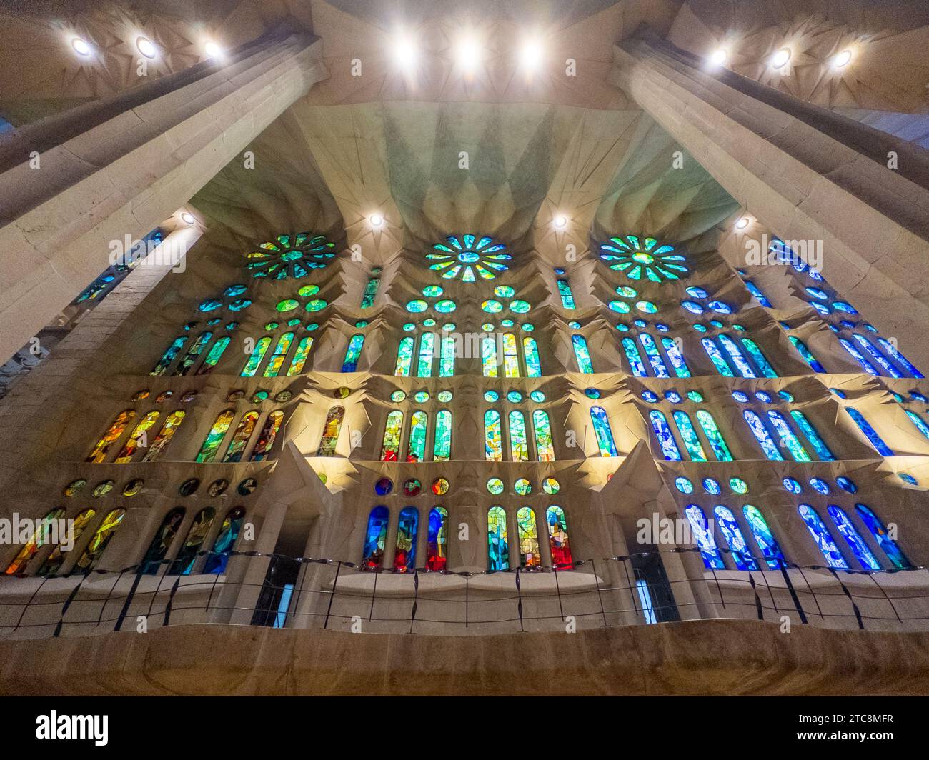 Licht durchströmt die Buntglasfenster der Basilika de la Sagrada Familia, entworfen von Antoni Gaudí und Stockfoto