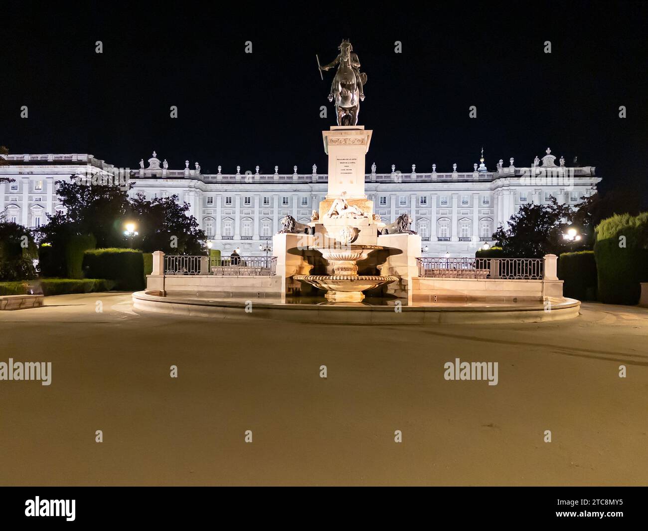 Jardines de Lepanto und in der Nähe des historischen Königspalastes in Madrid, Spanien bei Nacht Stockfoto