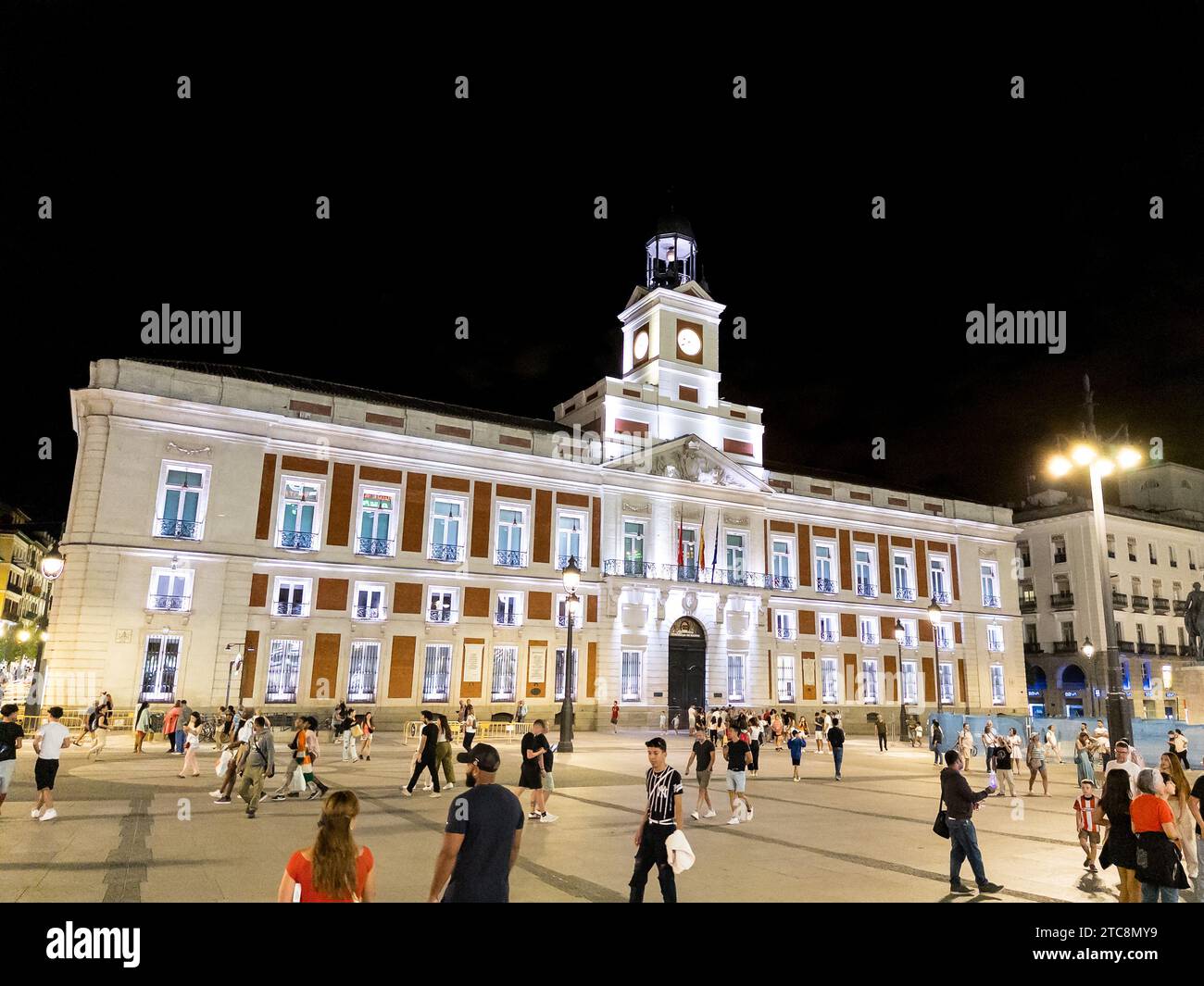 Madrid, Spanien - 29. August 2023: Die historische Casa de Correos oder das königliche Postamt in Puerta del Sol in Madrid bei Nacht. Stockfoto