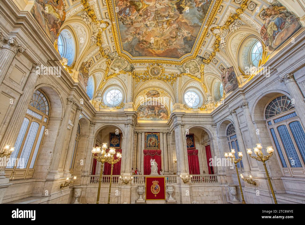 Madrid, Spanien - 28. August 2023: Die große Treppenhalle des Königspalastes von Madrid. Der Palast war die Heimat der spanischen Königsfamilie für Mo Stockfoto