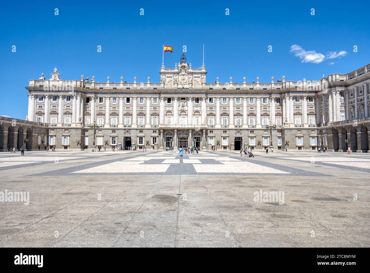 Madrid, Spanien - 28. August 2023: Außenansicht und Innenhof des historischen Königspalastes in Madrid, Spanien Stockfoto