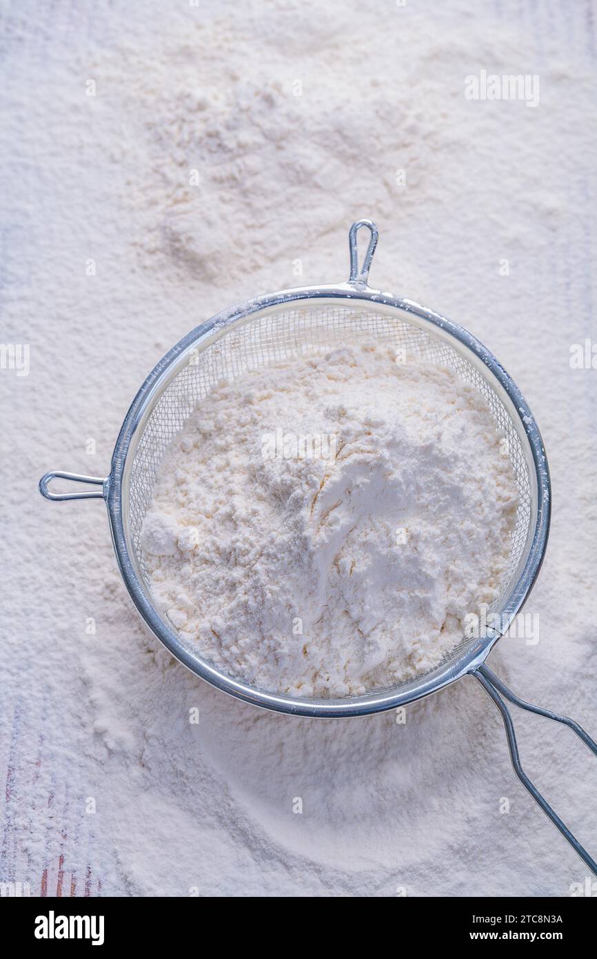 Sieb mit weißem natürlichem Mehl für Lebensmittel und Getränke Stockfoto
