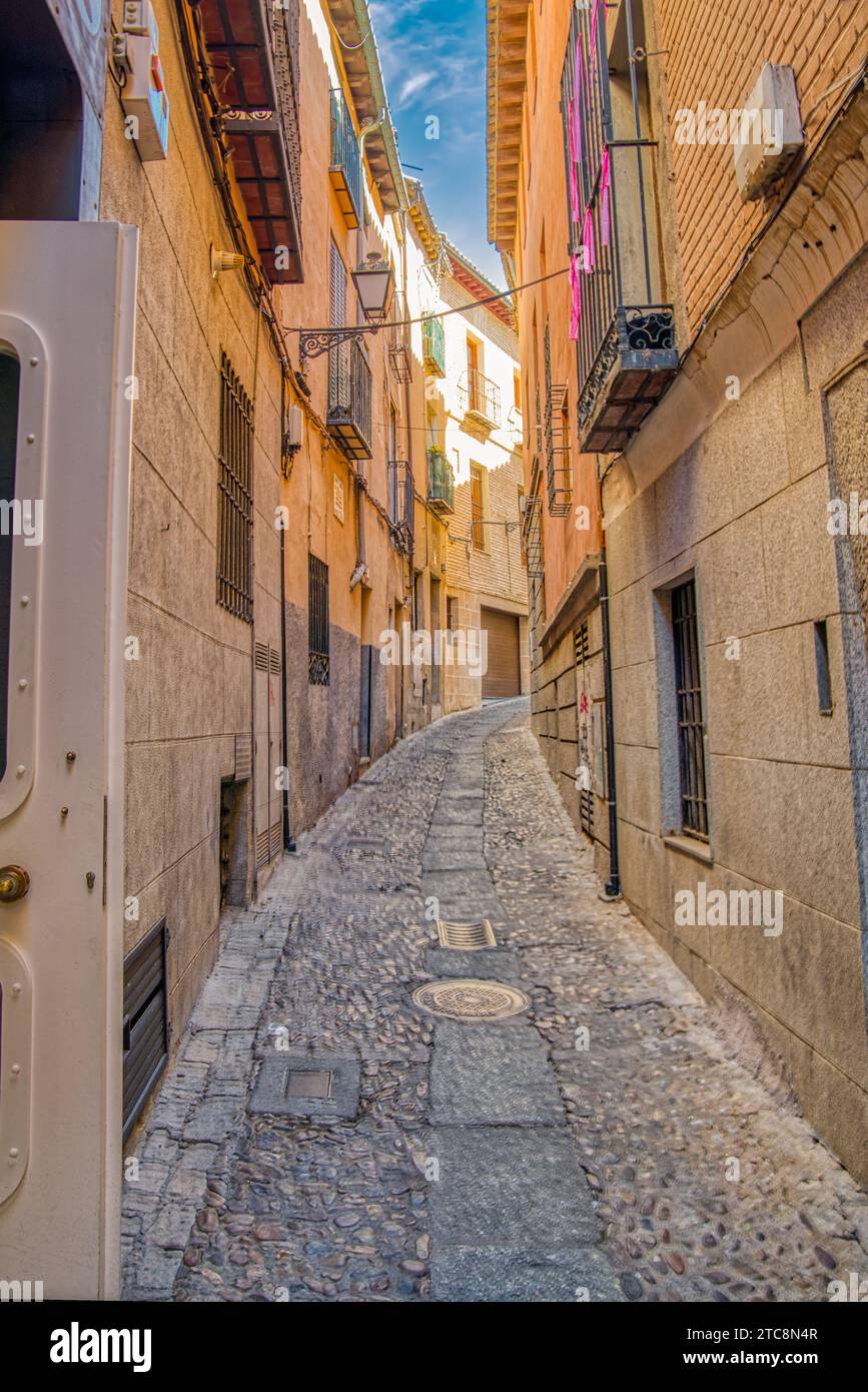 Eine alte enge Straße im historischen Toledo, Spanien Stockfoto
