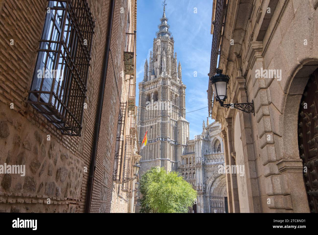 Die Primatialkirche der Heiligen Maria von Toledo aus dem 13. Jahrhundert erscheint durch die Straßen des historischen Toledo, Spanien Stockfoto