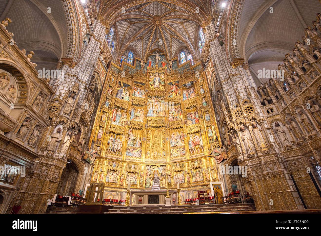 Wunderschöner goldener Altar der Primatialkirche der Heiligen Maria von Toledo in Spanien Stockfoto