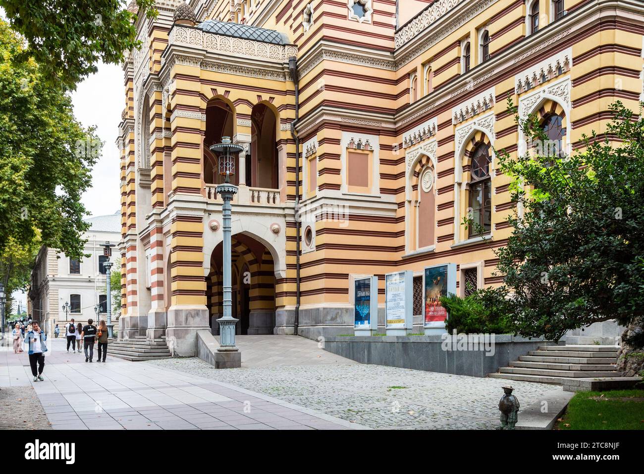 Tiflis, Georgien - 23. September 2023: Gebäude des Staatlichen Opern- und Balletttheaters Tiflis, benannt nach Zakaria Paliaschwili in der Shota Rustaveli Avenue Stockfoto