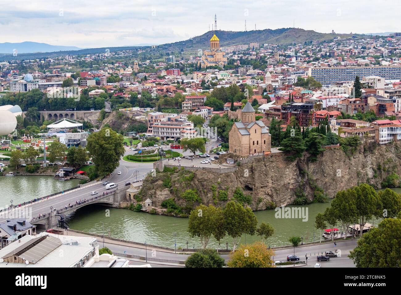 Tiflis, Georgien - 23. September 2023: Blick über Tiflis Stadt mit Metekhi von der Festung Narikala an bewölktem Herbsttag Stockfoto