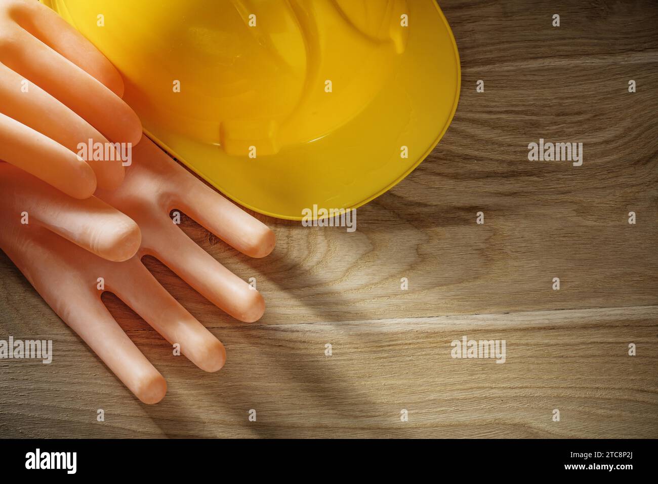 Dielektrische Handschuhe bauen Helm auf Holzbrett Stockfoto