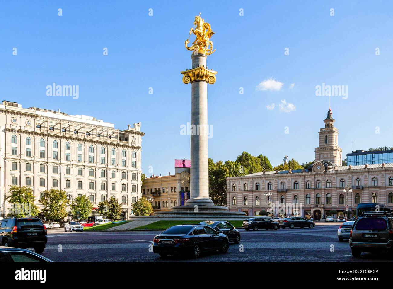 Tiflis, Georgien - 27. September 2023: Blick auf den Freiheitsplatz mit dem Freiheitsdenkmal im Zentrum der Stadt Tiflis am sonnigen Herbsttag Stockfoto