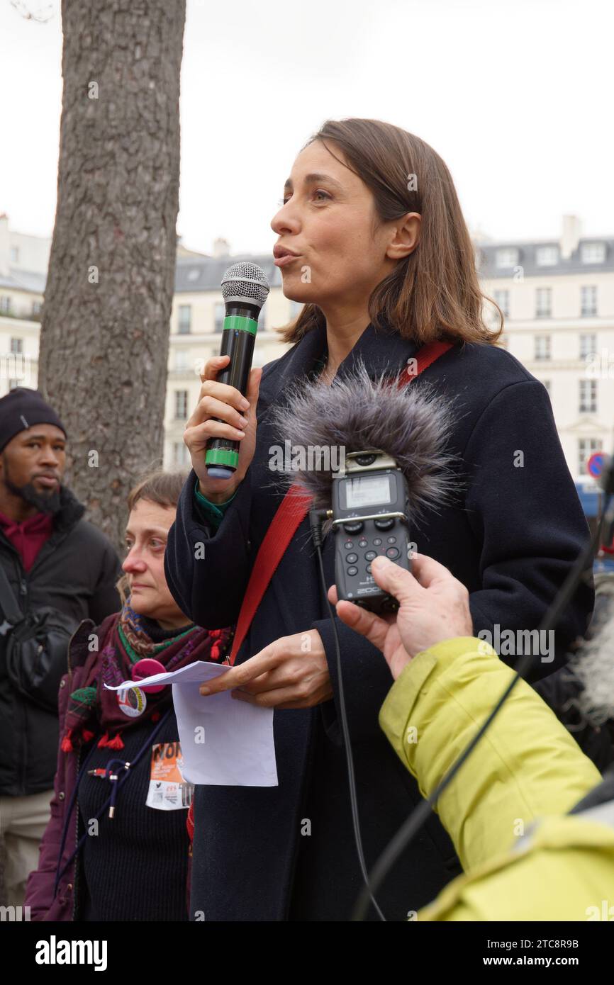 Rassemblement contre la loi Darmanin devant l'assemblée nationale , des élus de la NUPES ainsi que des syndicalistes CGT et Solidaires étaient présents Stockfoto