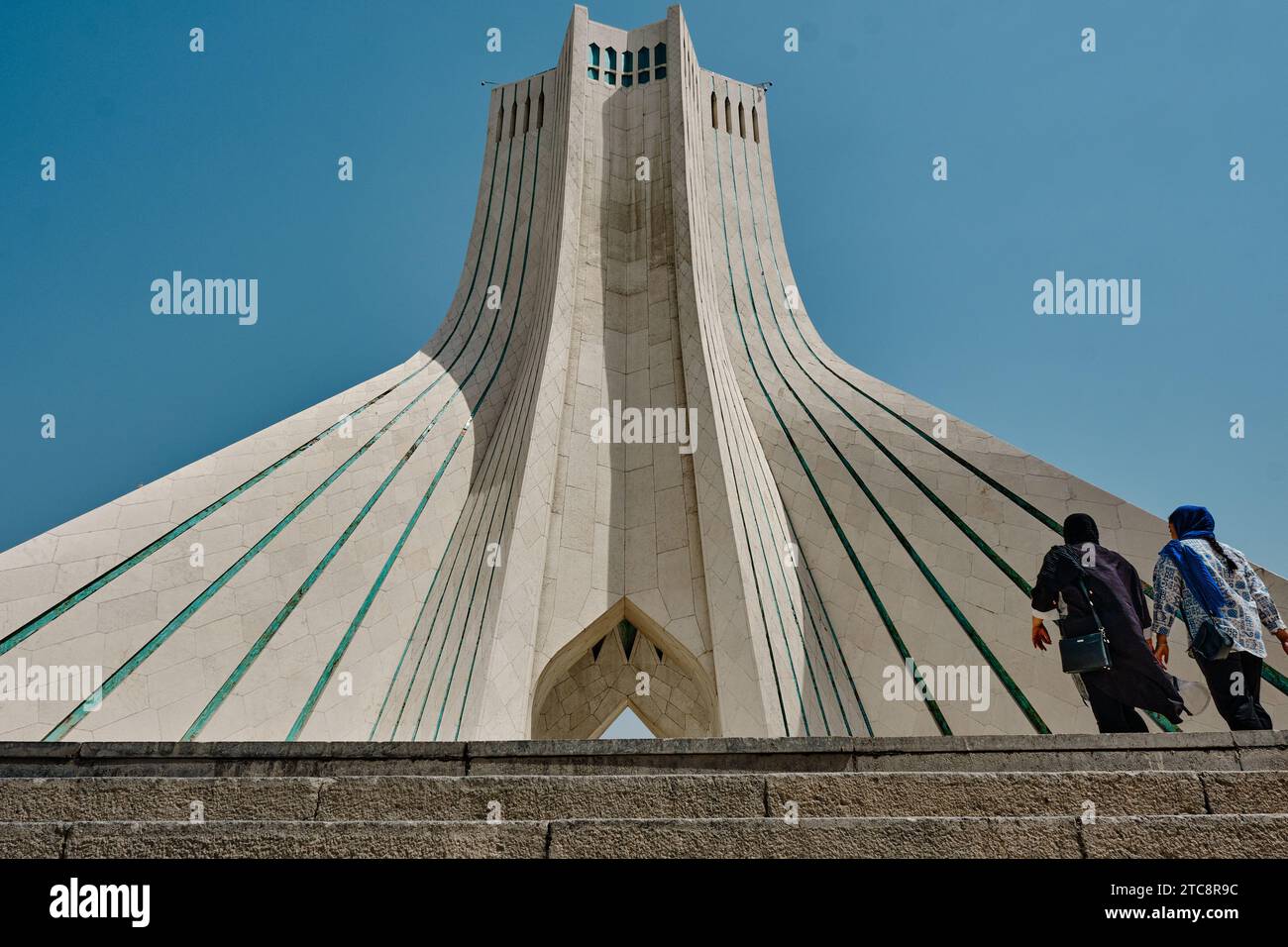 Teheran, Iran, 06.25.2023: Turm im Iran, Turm der Freiheit oder Freiheit, mit zwei einheimischen Frauen. Stockfoto