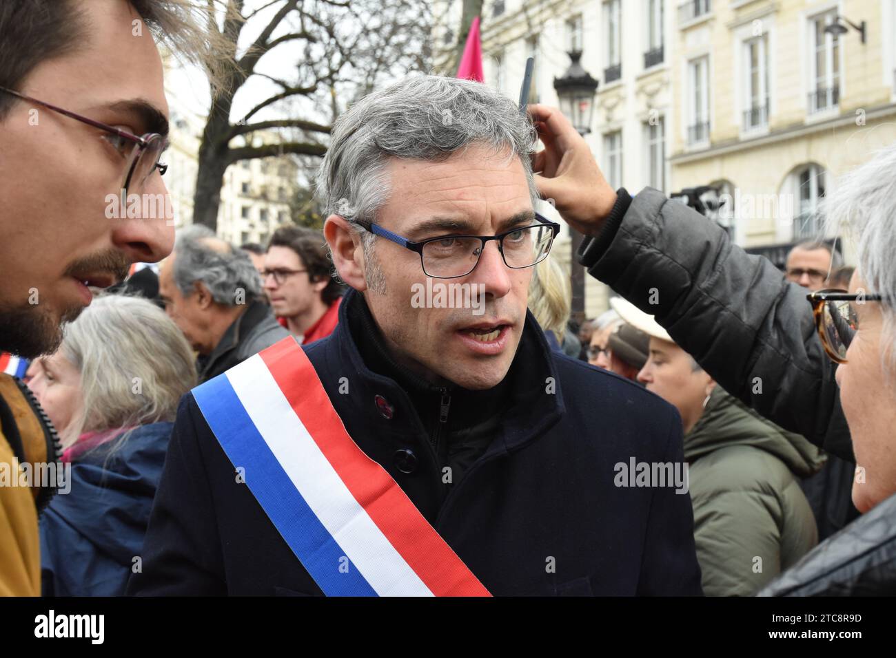 Rassemblement contre la loi Darmanin devant l'assemblée nationale , des élus de la NUPES ainsi que des syndicalistes CGT et Solidaires étaient présents Stockfoto