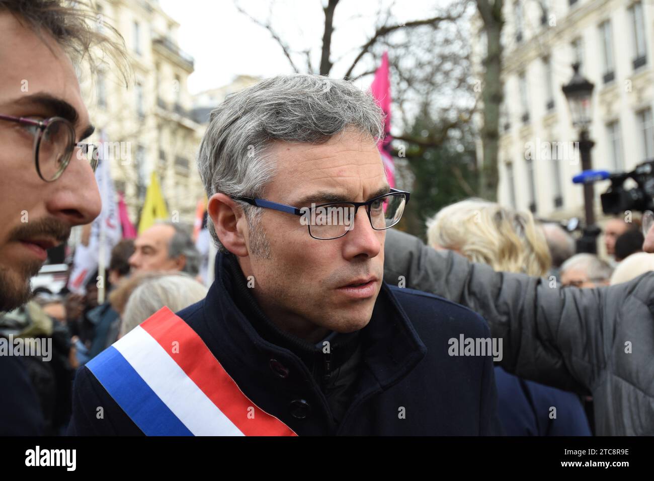 Rassemblement contre la loi Darmanin devant l'assemblée nationale , des élus de la NUPES ainsi que des syndicalistes CGT et Solidaires étaient présents Stockfoto