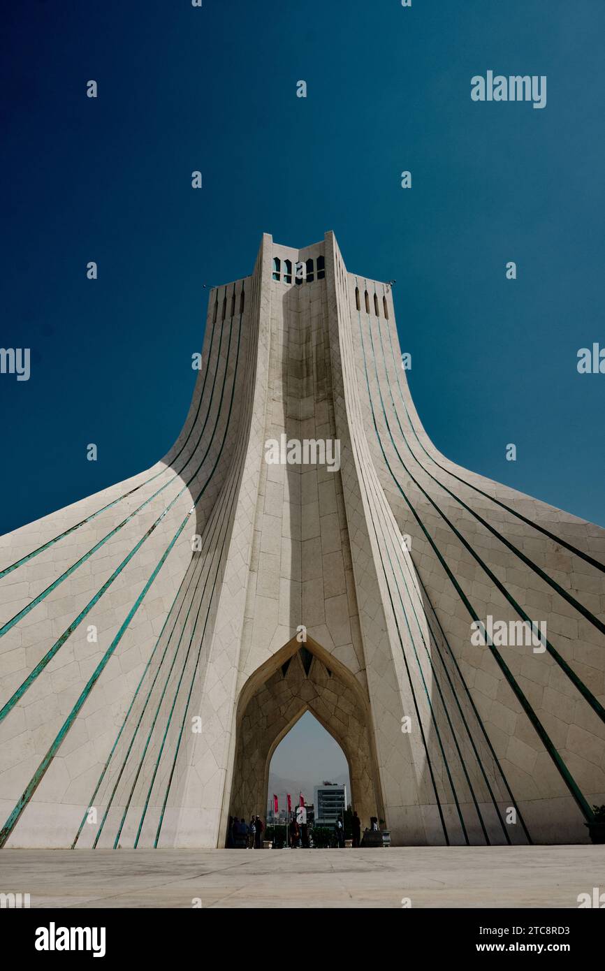 Teheran, Azadi-Turm im Iran, Turm der Freiheit oder Freiheit aus einem niedrigen Winkel. Stockfoto