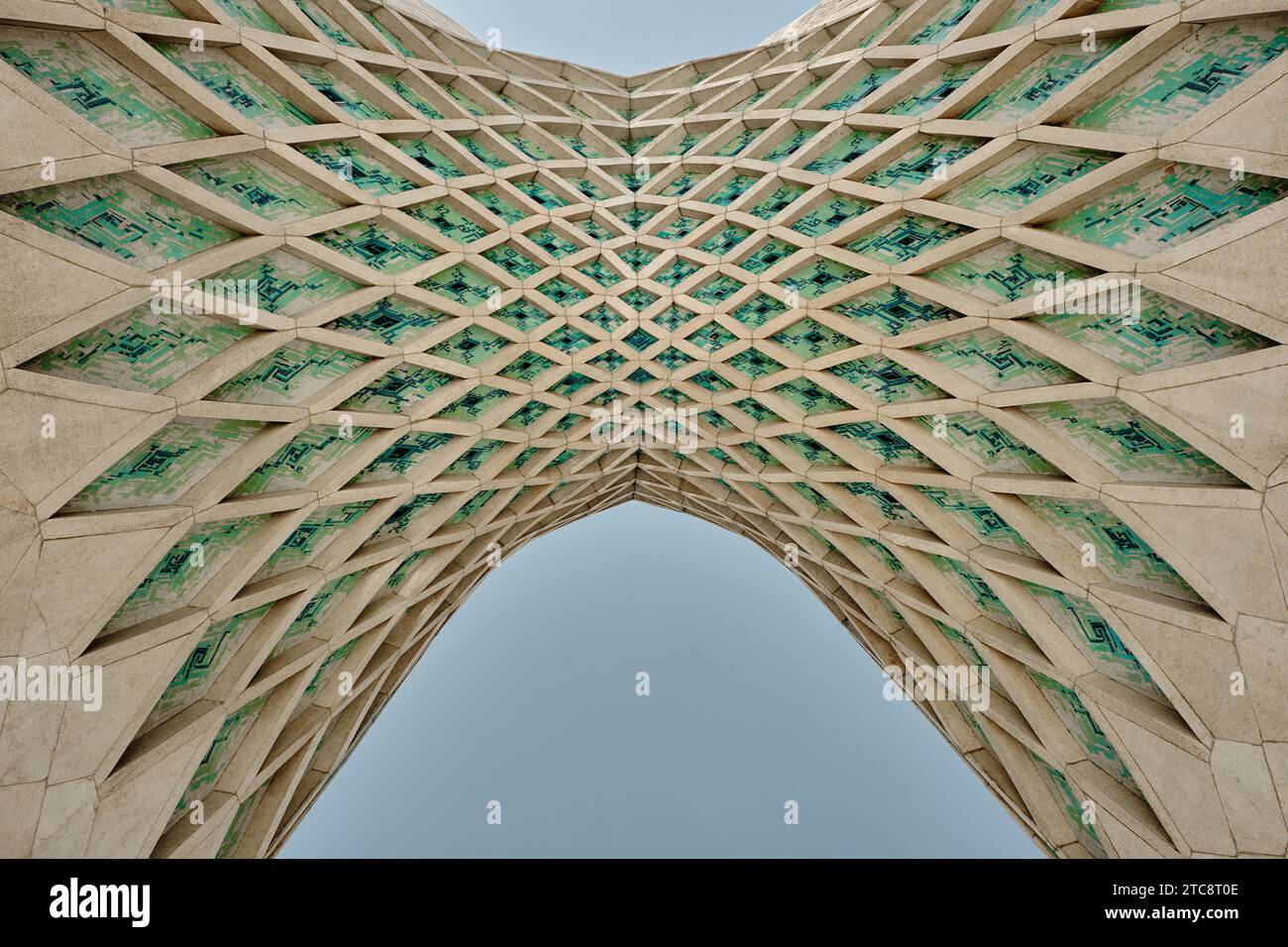 Teheran, Azadi-Turm im Iran, Turm der Freiheit oder Freiheit aus einem niedrigen Winkel. Stockfoto