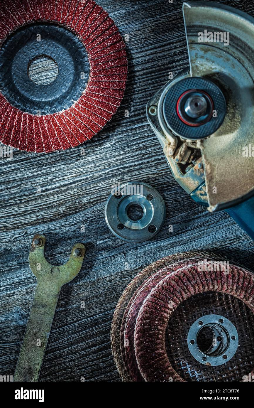 Winkelschleifer Schleifscheiben Schlüssel auf altes Holzbrett Stockfoto