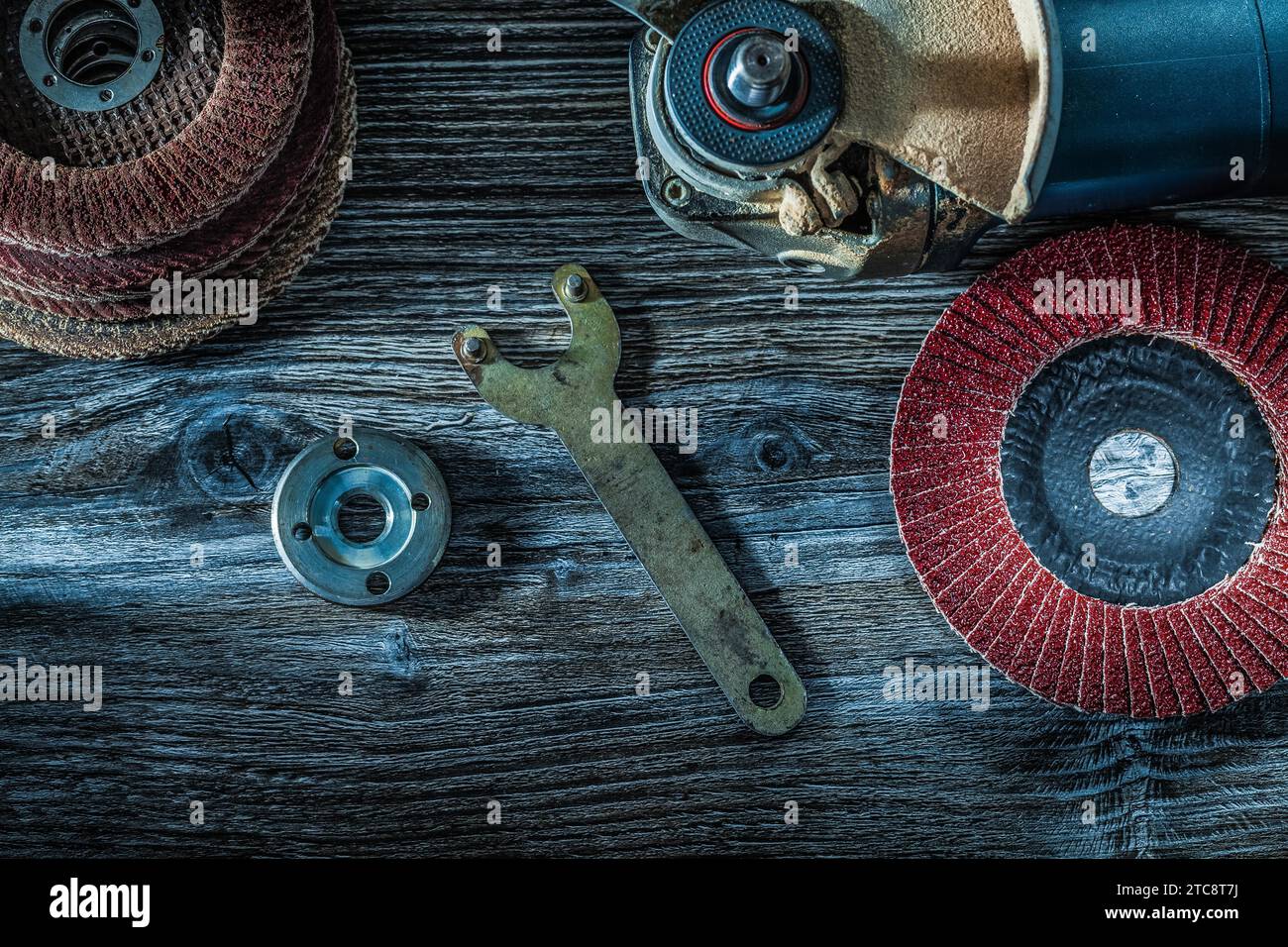 Winkelschleifer Schleifscheibenschlüssel auf Vintage-Holzplatte Stockfoto