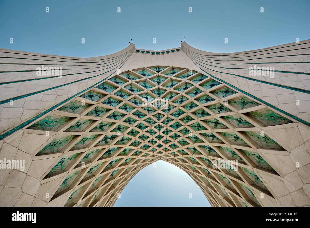 Teheran, Azadi-Turm im Iran, Turm der Freiheit oder Freiheit aus einem niedrigen Winkel. Stockfoto