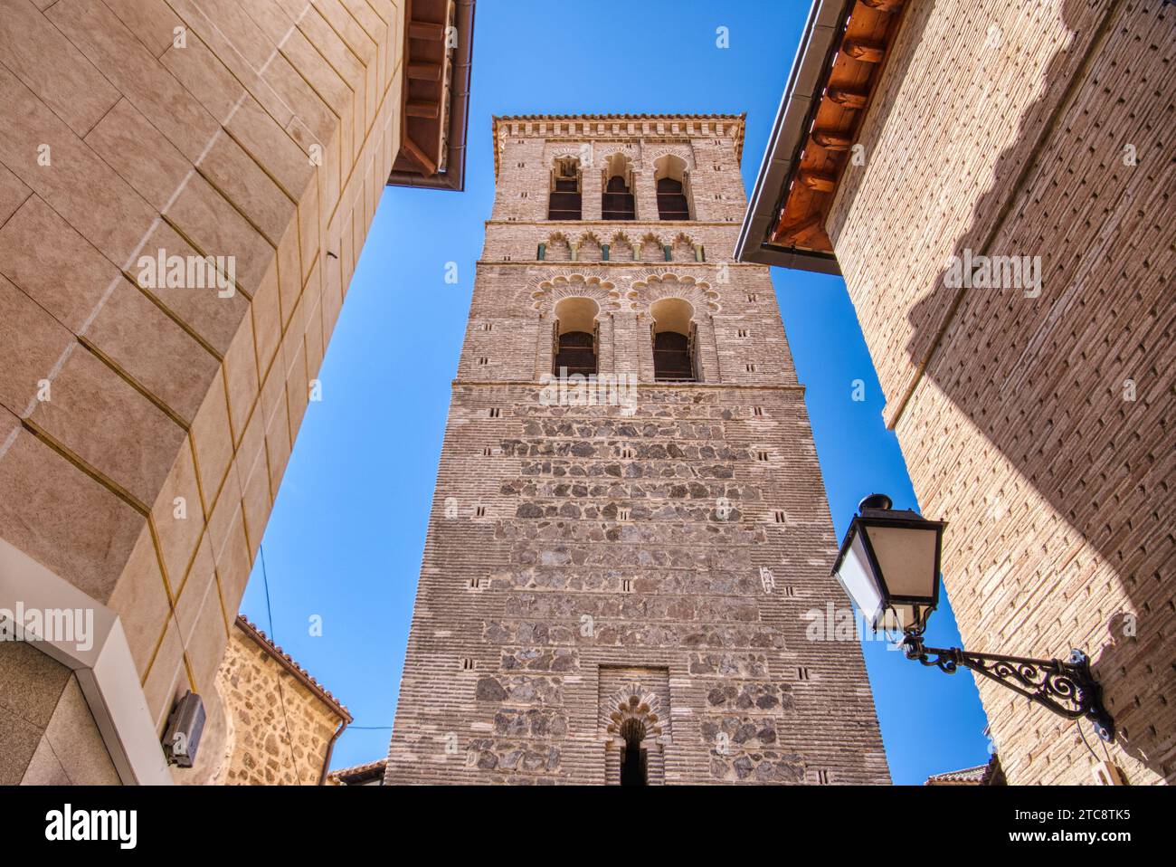 Original-Moschee-Minarett an der Stelle der Kirche Iglesia de Santo Tomé in Toledo, Spanien Stockfoto