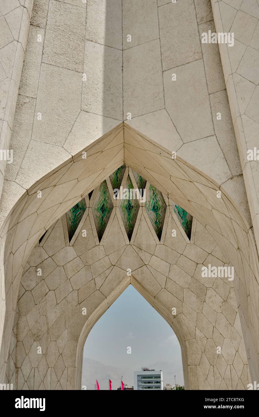Teheran, Iran, 06.25.2023: Turm im Iran, Turm der Freiheit oder Freiheit, Low-Detail-Torblick mit Stadtblick. Stockfoto