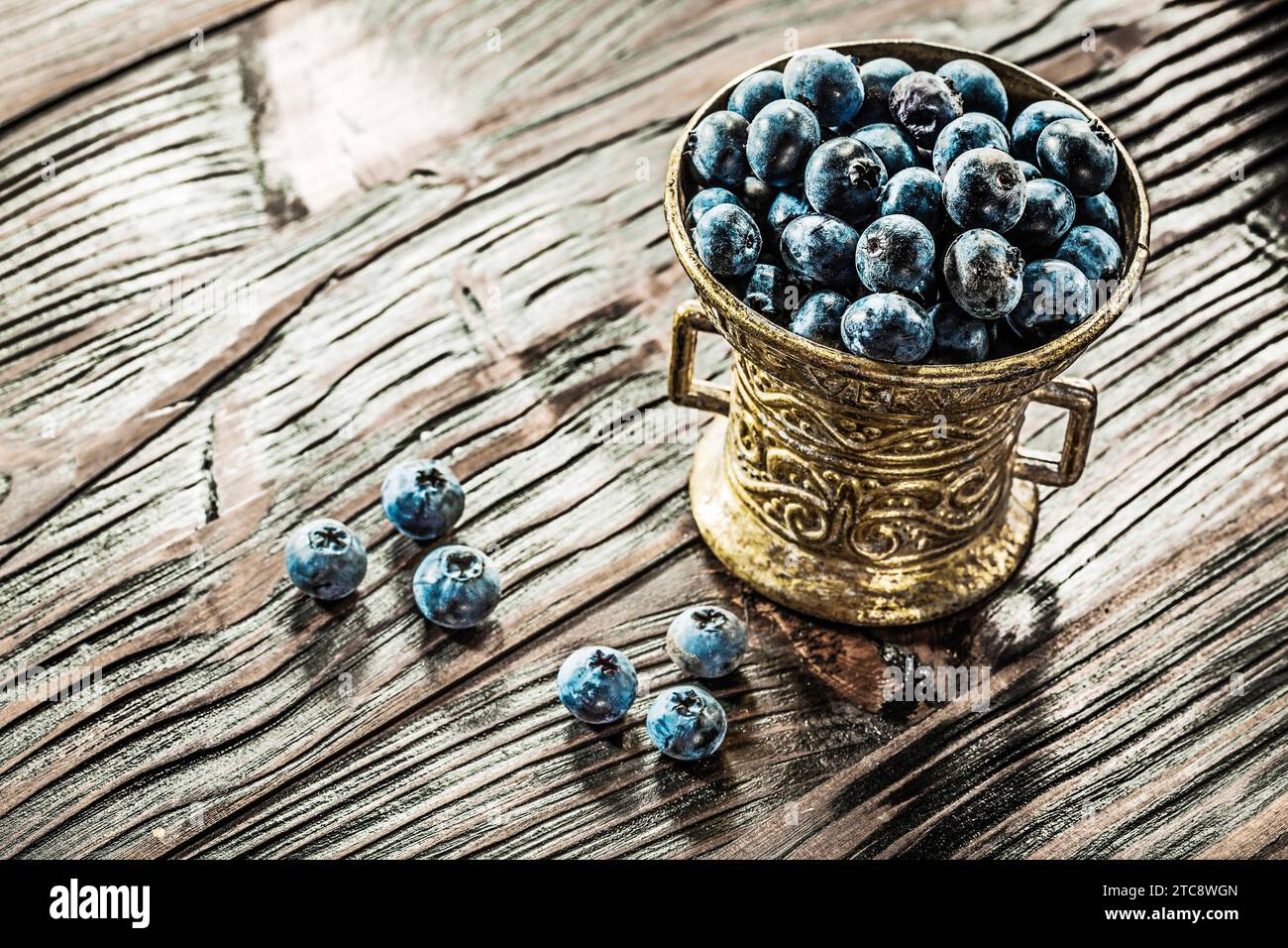 Frische Heidelbeeren in einer klassischen Metallschale Stockfoto